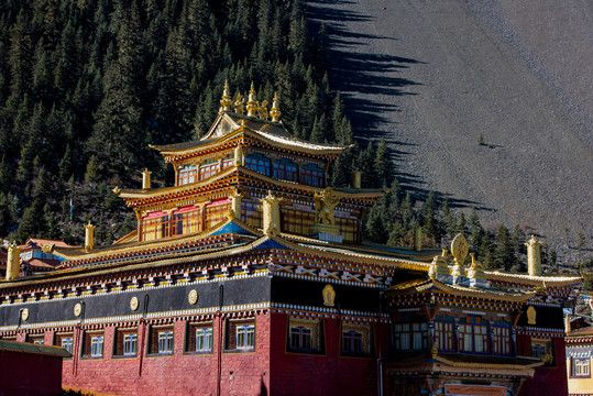 康巴藏区藏传佛教寺庙措卡寺