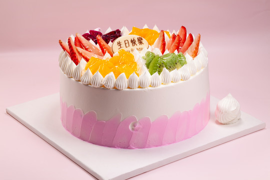粉红色背景上的生日蛋糕