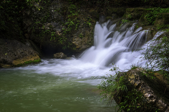 溪流瀑布摄影图