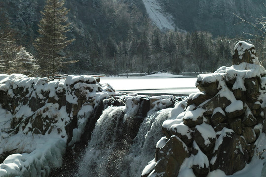 下雪的湖面