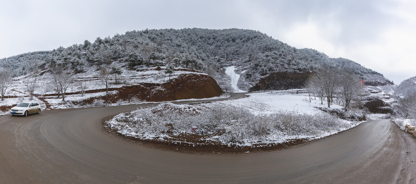 蜿蜒道路雪山