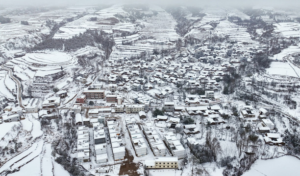 村貌雪景航拍