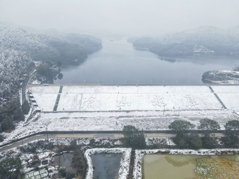 水库雪景