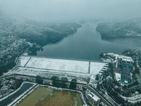 水库雪景