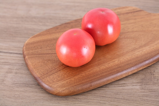 两个西红柿在砧板上