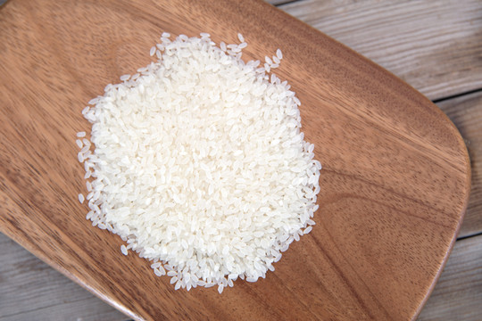 散落的大米在砧板上