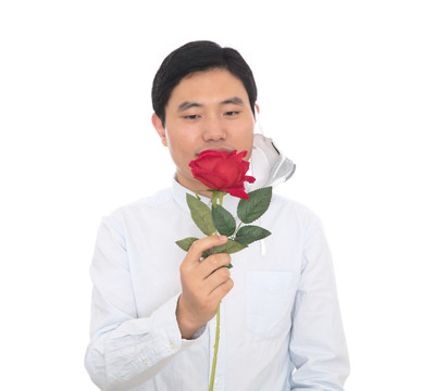 戴口罩的男士手拿玫瑰花