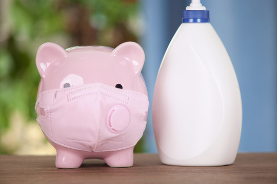 小猪存钱罐和一瓶洗手液