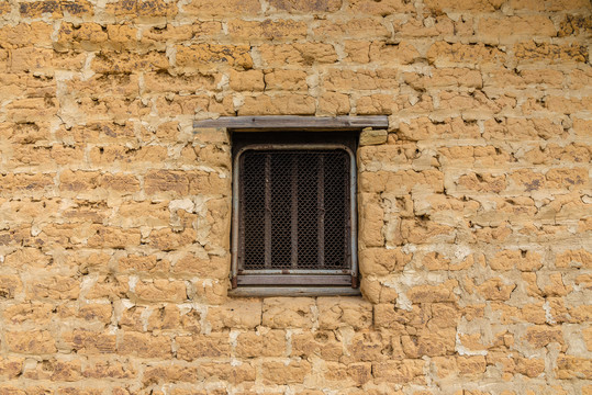 土砖墙木窗