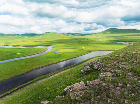 草原丘陵山坡河流蒙古包