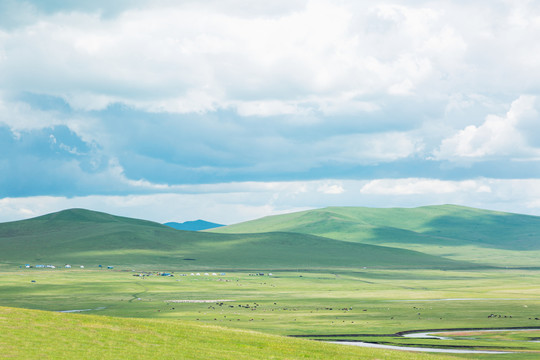 夏季草原牧场放牧河流蒙古包