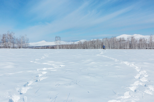 雪原雪地脚印摄影人