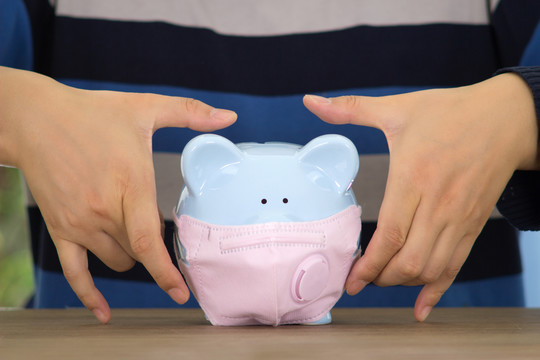 一个戴口罩的小猪存钱罐