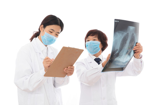 医学和实习生在研究X光片
