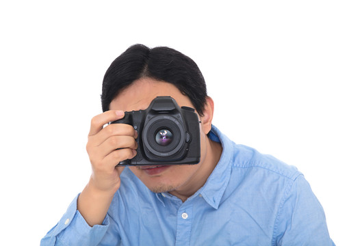 男摄影师拿着相机拍照