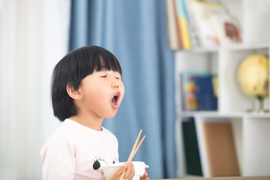 吃饭吃出夸张表情的女孩