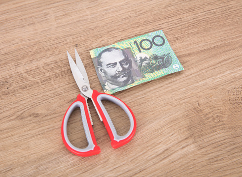 剪刀和剪断的澳元钞票