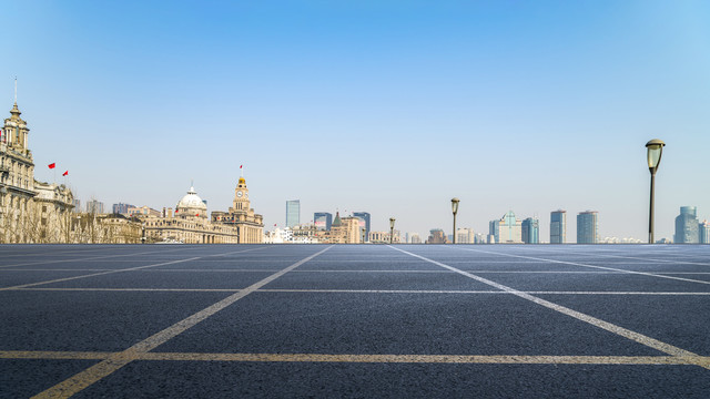 城市道路和现代建筑群背景