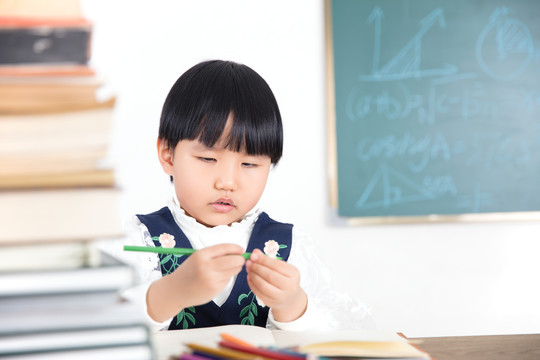 教室内埋头学习的孩子