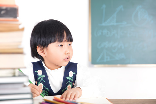 教室内埋头学习的孩子