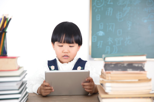 在线认真学习的小女孩