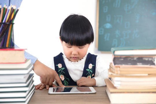 在线认真学习的小女孩