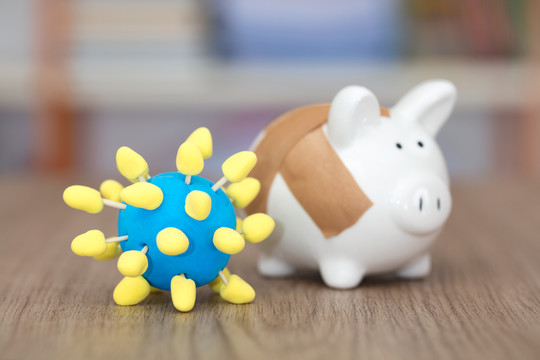 病毒模型和受伤的小猪存钱罐