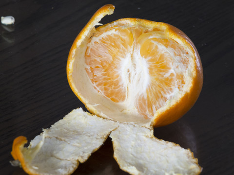 一颗剥皮的橘子