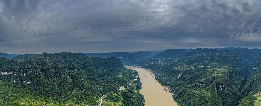 鸟瞰壮丽的三峡风光全景图