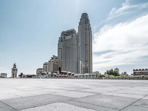 空的地砖和城市建筑群背景