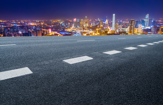 城市道路和现代建筑群背景