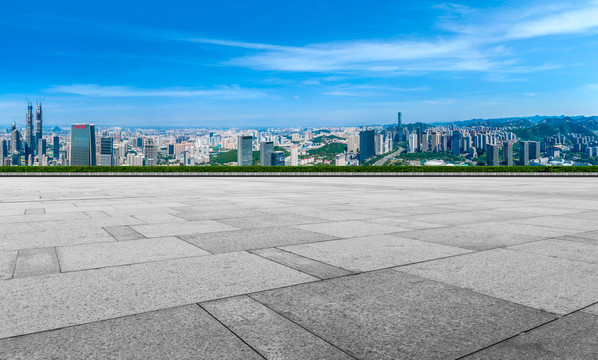 空的地砖和城市建筑群背景