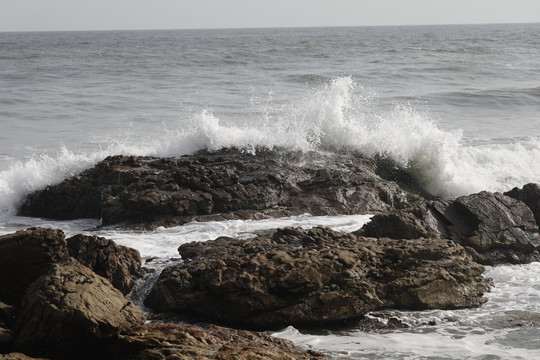 礁石海浪