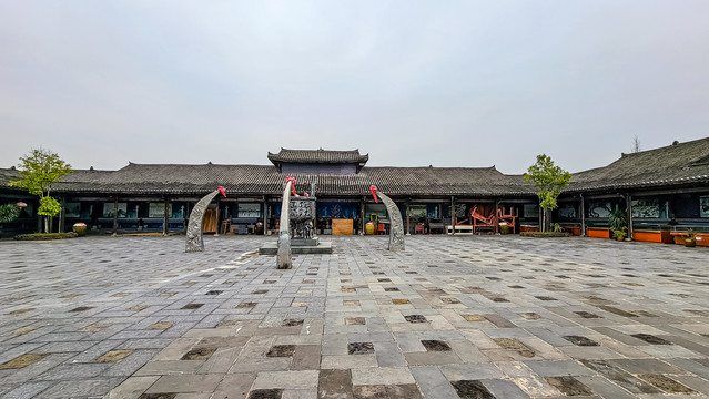 广西桂林市侗情水庄斗牛广场