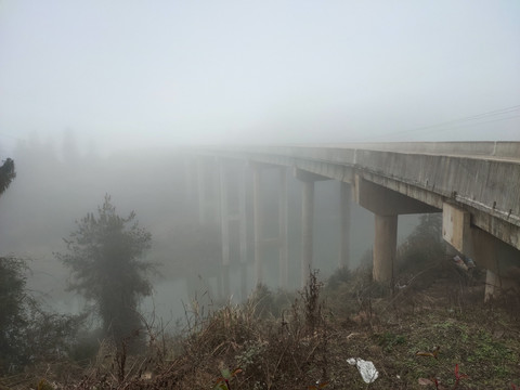 雾中的高架桥