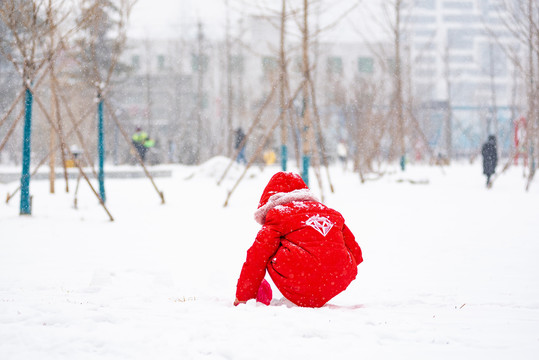 女孩在雪地里玩雪