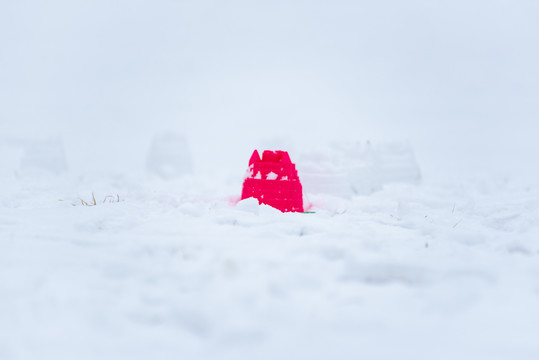 女孩在雪地里玩雪