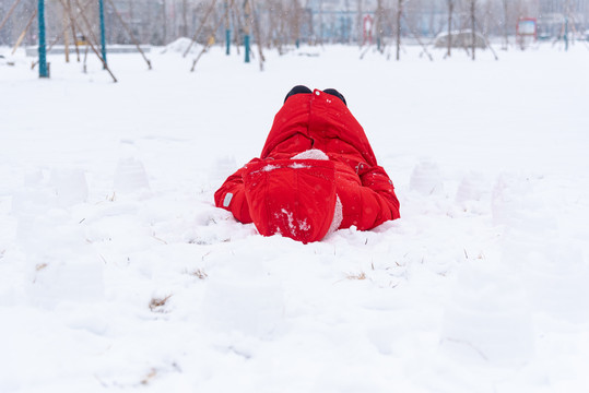 女孩在雪地里玩雪