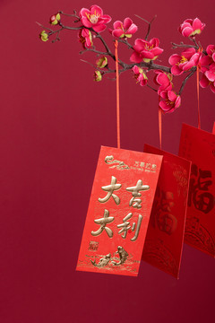 春节喜庆红包饰品红色背景图