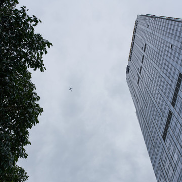 飞机穿越高楼