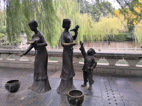 河边人物雕像