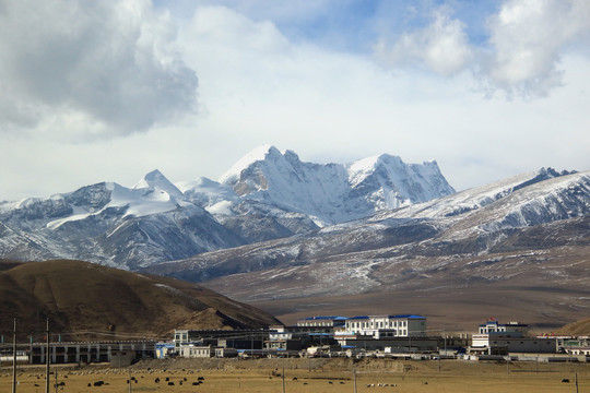 青藏铁路公路那曲藏北雪山