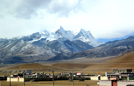 青藏铁路公路那曲藏北雪山