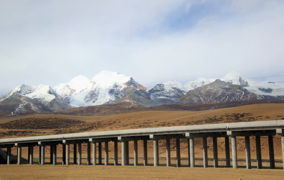 京藏高速那曲藏北雪山