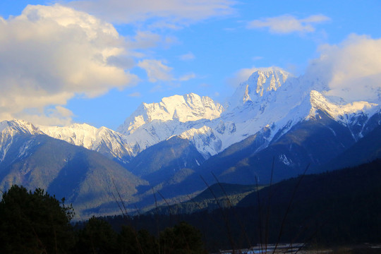 林芝雪山冬季