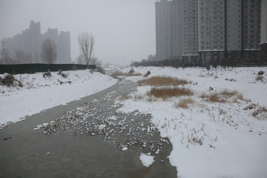下雪后的河流