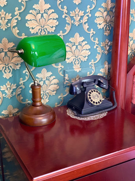 民国时期台灯与电话