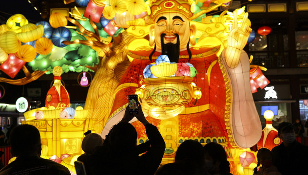 豫园灯会市民用手机拍摄财神