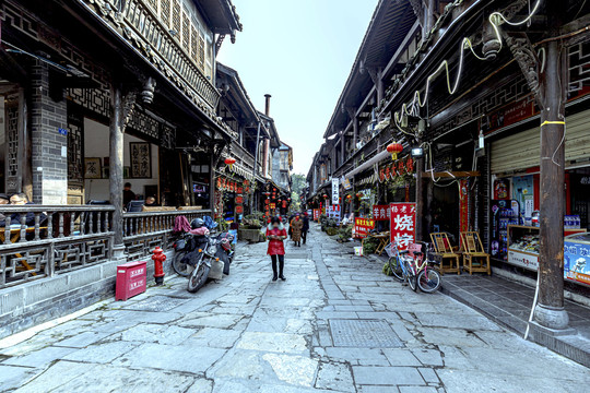 节日中的街子古镇街景