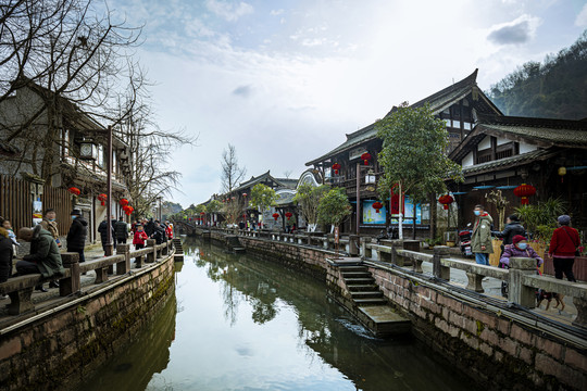 节日中的街子古镇街景